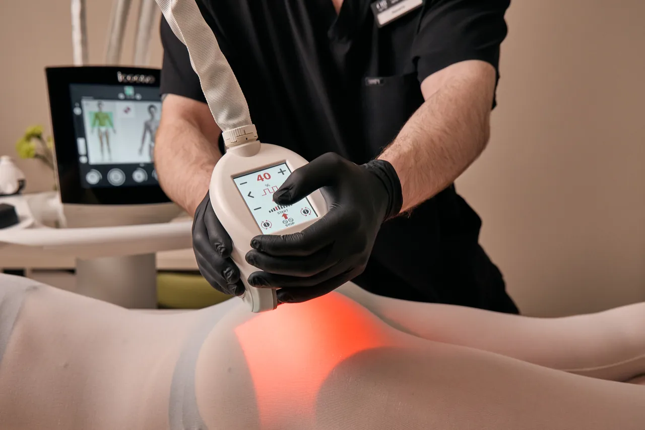 Крупный план манипулы Icoone Laser и панели управления